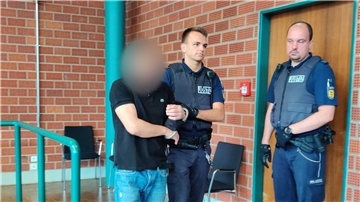 Der Angeklagte (l.) wird in Konstanz zu lebenslanger Haft verurteilt.