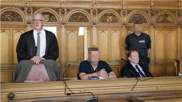 Der Angeklagte lässt sich von den Strafverteidigern Prof. Dr. Helmut Pollähne (links) und Thomas Domanski verteidigen.
