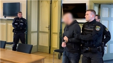 Der Angeklagte (M) in Stendal vor der Urteilsverkündung im Prozess um den Tod einer 19-Jährigen.