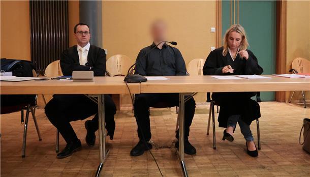 Bluttat von Scheeßel: Mord-Prozess gegen 32-jährigen Soldaten gestartet Der Angeklagte (M.) sitzt zwischen seinen Pflichtverteidigern Daniela Post (r.) und René Lancker (l.).