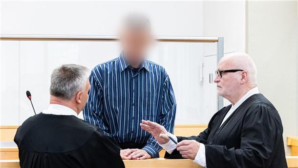 Musiker bestreitet Mordversuche mit Rattengift Der Angeklagte (m) vor Prozessbeginn im Landgericht Hannover.