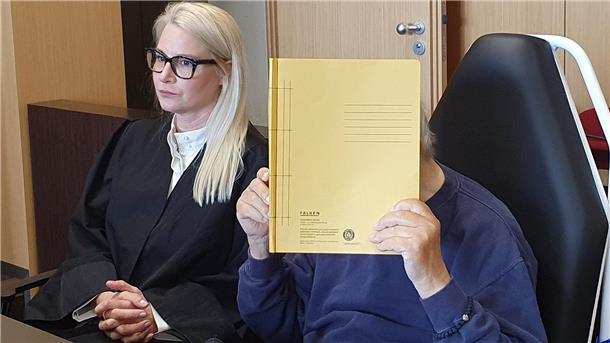 Eifersuchtsdrama: 89-Jähriger ersticht Ehefrau - Haftstrafe Der Angeklagte mit seiner Anwältin während des Prozesses in Düsseldorf.