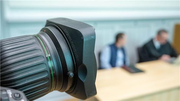 Kein Vorsatz, aber heftig: Cabriofahrer fährt Schüler an Der Angeklagte muss 150 Tagessätze à 80 Euro (12.000 Euro) zahlen. (Archivbild)