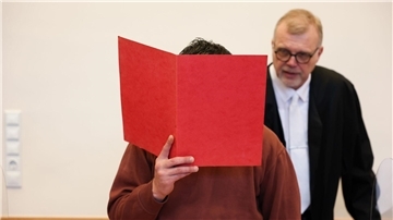 Der Angeklagte neben seinem Verteidiger   im Landgericht Detmold.