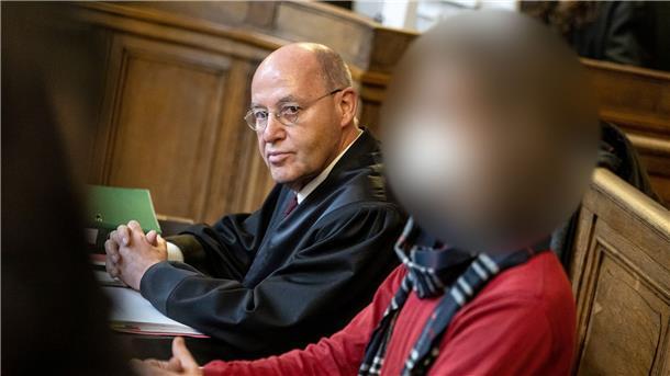 Der Angeklagte (r.) neben seinem Anwalt Gregor Gysi.