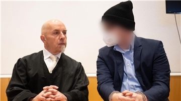 Der Angeklagte (r) vor Prozessbeginn im Landgericht Fulda neben seinem Verteidiger.