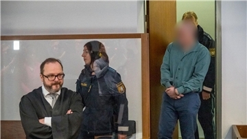 Der Angeklagte (r) wird in Hof zu einer langer Haftstrafe verurteilt.