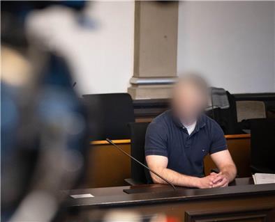 Der Angeklagte sitzt im Gerichtssaal vom Landgericht Verden. Der Mann soll vier Menschen aus dem Umfeld seiner damaligen Ehefrau in Westervesede und Brockel erschossen haben.