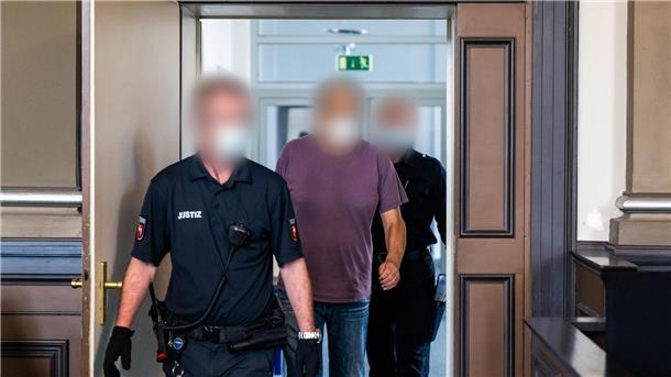Schüsse in Fischerhude: Urteil zu Doppelmord erwartet Ein wegen zweifachen Mordes und versuchten Mordes angeklagter Mann wird in einen Gerichtssaal des Landgerichts Verden geführt.