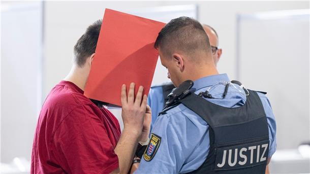 Der Angeklagte soll die 14-Jährige in einem Waldstück bei Langgöns im Landkreis Gießen versucht haben, zu vergewaltigen und soll sie schließlich erwürgt habe.