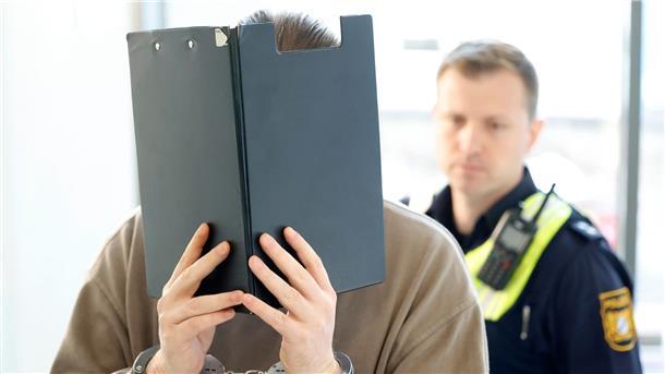 Der Angeklagte soll seinen Bekannten aus Rache zu einem tödlichen Sprung von einer Mainrücke gezwungen haben.