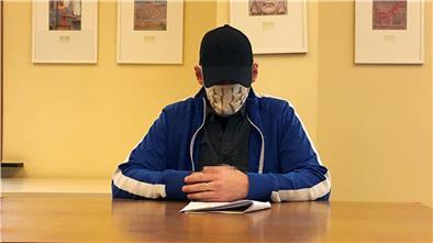 Der Angeklagte soll versucht haben, eine 29-Jährige mit einem Kissen zu ersticken.