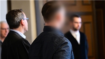 Männer stehen in einem Gerichtssaal.