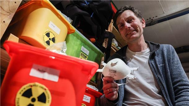 „Das war’s“ - Deutschland und die Atomkraft Der Anti-Atomkraft-Aktivist Gereon Hermens sitzt in seinem Keller neben Kisten mit Schutzausrüstungen.