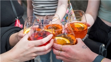 Der Aperol Spritz ist ein beliebter Sommerdrink.