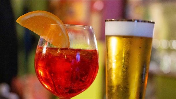 Trendgetränke: Welche Drinks sind im Sommer angesagt? Der Aperol Spritz und das alkoholfreie Bier wird man in diesem Sommer sicherlich häufiger in Biergärten und Café-Terrassen sehen.