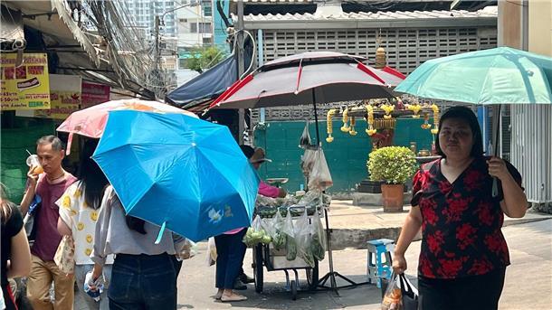 Extremhitze in Thailand - Gefühlte Temperatur bei 52 Grad Der April läutet in Thailand das Ende der Trockenzeit ein und ist generell der heißeste Monat des Jahres.