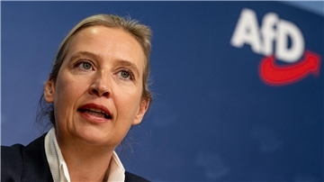 Der Arbeitsvertrag des Referenten der AfD-Parteichefin Alice Weidel wurde mit sofortiger Wirkung aufgelöst, wie die Partei mitteilte.