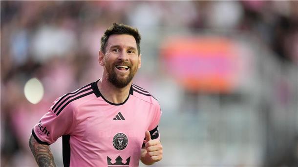 Der argentinische Superstar Lionel Messi trägt aktuell beim US-Club Inter Miami an Spieltagen den Rosa-Ton „Pantone 1895C“.
