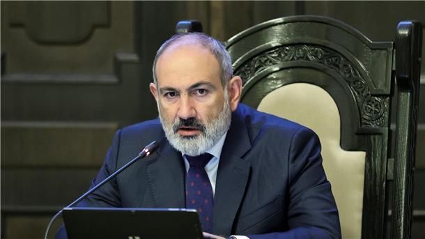 Der armenische Premierminister Nikol Paschinjan leitet eine Kabinettssitzung.