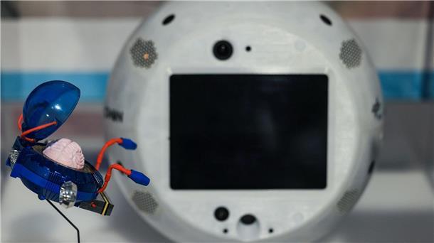 Der Astronautencomputer „Cimon“, der von Alexander Gerst im All benutzt wurde.