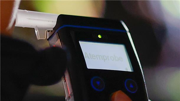 Fahrer unter Alkoholeinfluss flüchtet vom Unfallort in Wistedt Ein Gerät, um Alkohol im Atem zu prüfen.
