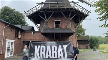 Der Aufführungsort passt zur Geschichte: Museumsleiterin Gesche Neumann und Bühnenleiter Torsten Lange laden zum Theater an der Moorseer Mühle ein.