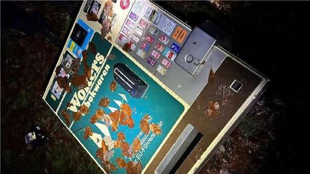 Aufbrüche von Zigarettenautomaten im Landkreis häufen sich Der aufgebrochene Zigarettenautomat, der in einem Waldstück bei Deinstedt gefunden wurde.