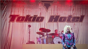 Tokio Hotel steht auf der Bühne beim Deichbrand