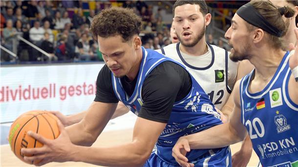 Der aus Bremerhaven stammende Lions-Profi Maurice Pluskota (links) sichert den Ball vor Zharon Richmond, Neuzugang der Eisbären Bremerhaven.