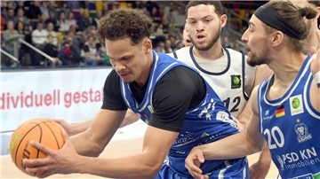 Der aus Bremerhaven stammende Lions-Profi Maurice Pluskota (links) sichert den Ball vor Zharon Richmond, Neuzugang der Eisbären Bremerhaven.