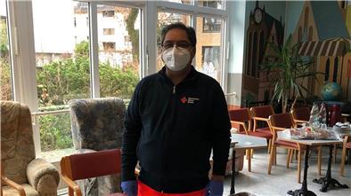 Der aus dem Iran geflohene Arzt Ali Safaie impft ehrenamtlich für das Deutsche Rote Kreuz und möchte so seinem Aufnahmeland Deutschland etwas zurückgeben.
