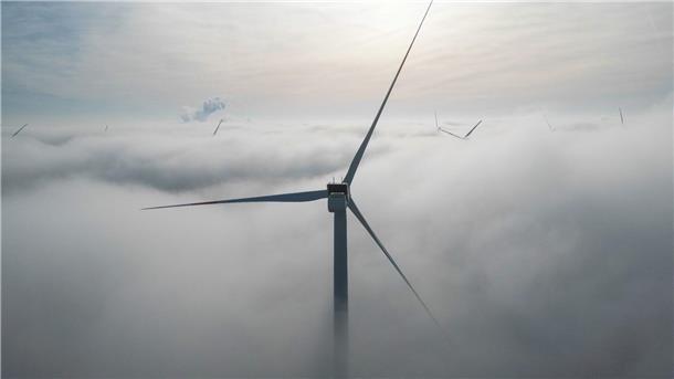 77 Prozent zweifeln an Erreichung der Energiewende-Ziele Der Ausbau der erneuerbaren Energien aus Wind und Sonne spielt eine Schlüsselrolle in der Energiewende.