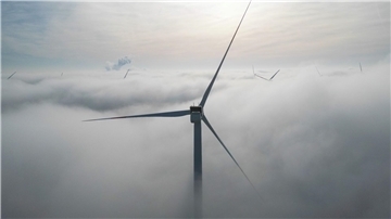 Der Ausbau der erneuerbaren Energien aus Wind und Sonne spielt eine Schlüsselrolle in der Energiewende.