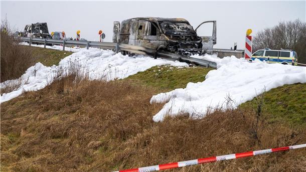 Geldtransporter-Überfall: Räuber erbeuteten 3,1 Millionen Der ausgebrannte Geldtransporter am 2. März an der Anschlussstelle Gützkow.