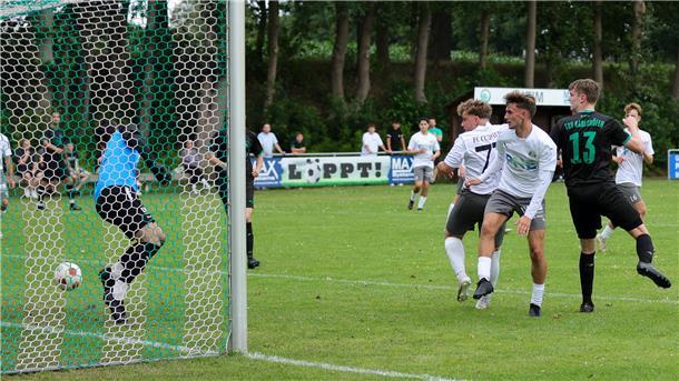 Der Ausgleich für den TSV: Michel Stolzenberg setzt sich gegen gleich zwei Cuxhavener durch und überwindet per Kopf FC-Keeper Tjark Mertha.