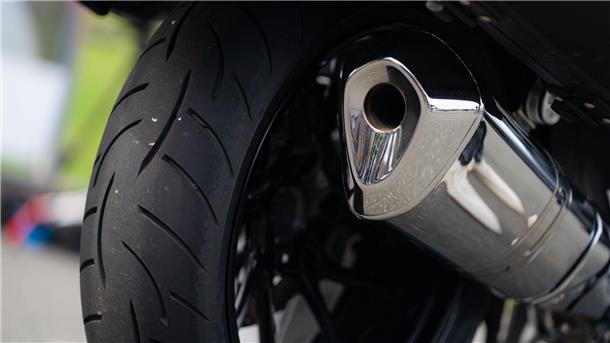Der Auspuff eines Motorrads.