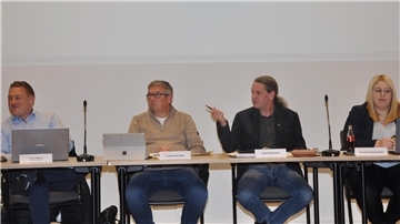 Der Ausschuss für Feuerschutz und Ordnung tagte im Gnarrenburger Bürgerhaus unter der Leitung von Ingo Bollmeyer (SPD/WfB-Gruppe). Links: Gnarrenburgs Gemeindebrandmeister Timm Meyer.