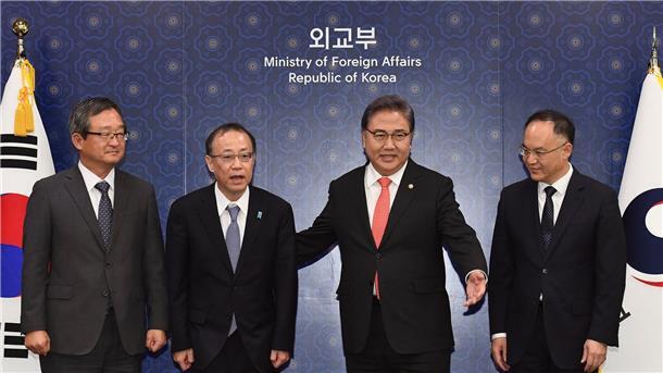 Der Außenminister von Südkorea (2.v.r), der stellvertretende Außenminister von Japan (2.v.l), sein chinesischer Amtskollegen (r) und Cder stellvertretender Außenminister von Südkorea: Ein ähnliches Treffen könnte wieder stattfinden.