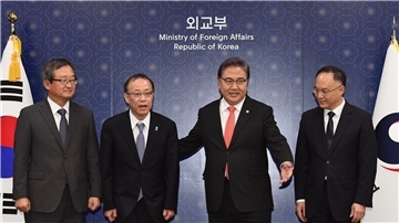 Der Außenminister von Südkorea (2.v.r), der stellvertretende Außenminister von Japan (2.v.l), sein chinesischer Amtskollegen (r) und Cder stellvertretender Außenminister von Südkorea: Ein ähnliches Treffen könnte wieder stattfinden.