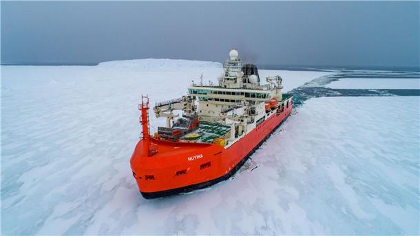 Eisbrecher rettet erkrankte Person von Antarktisstation Der australische Eisbrecher „RSV Nuyina“ hat in der Forschungsstation Casey in der Antarktis nach langer Fahrt eine erkrankte Person an Bord geholt.