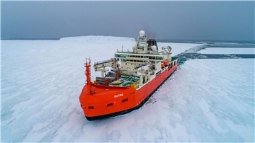 Der australische Eisbrecher „RSV Nuyina“ hat in der Forschungsstation Casey in der Antarktis nach langer Fahrt eine erkrankte Person an Bord geholt.