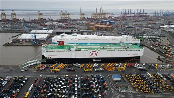 Der Autofrachter „BYD Explorer No.1“ liegt mit 3000 Neuwagen an Bord in Bremerhaven. Der Frachter ist vom chinesischen Shenzen nach Europa gekommen.