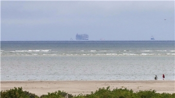 Der Autofrachter „Fremantle Highway“ ist vom Strand der niederländischen Insel Schiermonnikoog aus am Horizont zu sehen.
