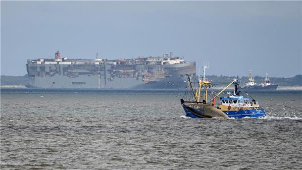 Nach Großfeuer: Beschädigter Frachter im sicheren Hafen Der Autofrachter „Fremantle Highway“ wird in den niederländischen Seehafen Eemshaven geschleppt.