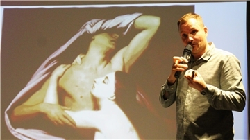 Der Autor Jakob Schwerdtfeger bei seinem Auftritt im September 2025 in der Stadtbibliothek Bremerhaven.