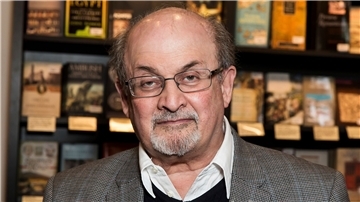 Der Autor Salman Rushdie bei einem Auftritt im Jahr 2017.