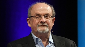 Der Autor Salman Rushdie ist seit einem Angriff bei einer Veranstaltung auf einem Auge blind.