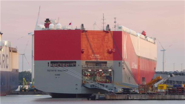 Der Autotransporter "Tethys Highway"
