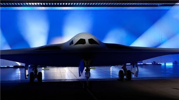 US-Militär enthüllt neuen Tarnkappenbomber B-21 Raider Der B-21 Raider ist das erste neue amerikanische Bombenflugzeug seit mehr als 30 Jahren. Fast jeder Aspekt des Programms ist geheim.